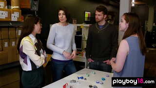 Amatur berempat macam-macam dengan ayam jantan lapar MILF suri rumah