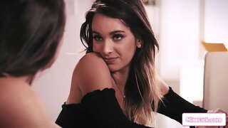 Busty စိုးဌေးကြည့်ဖို့လိုလားနှင့်သူမ၏တင်းကျပ်စွာဆံန်ထမ်း perky tits လျှင်စောင့်ရှောက်ဖို့လိုသည်သူမ၏အလုပ်။သူမသည်ငျသူမ၏သူမ၏ဒူးကိုလျက်သူမလာျ