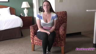 Мамаша белән зур сиськами сосет һәм трахается белән ике парнями бүгенге тыңлауда