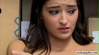 Şehvetli Memur sonunda Emily Willis&#039;i doggystyle becermek için bir şans alır