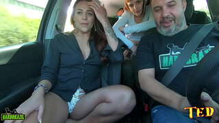 Chiếc xe là đầy đủ, và Yêu thích được trần truồng trong quá cảnh