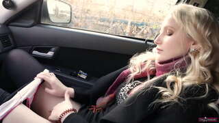 Nga estudyante sa batang babaye nga mosiyagit sa makusog nga tingog ingon nga siya cums human sa pagmasturbar sa iyang pussy.