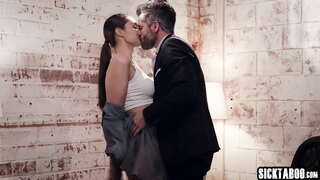 Sexy MILF Bella Rolland juda qattiq va chuqur fucked bor va u juda ko&#039;p yoqdi