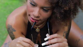 ���ಾಟ್ ಬುಂಡುಡಾ ಮಗು ಮೇಲೆ ಬಹಳಷ್ಟು ಕುಳಿತು.