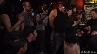 Euro brunetka slave v niektorých bar vyrobené na olizovanie a cmúľanie kohút