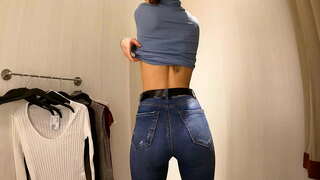 WOW! 뜨거운 소녀의 작은 가슴 드레싱 t-셔츠와 블라우스에서 공개 라커룸 4K60Fps