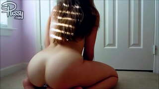 Consolador de mierda en la alfombra en casa