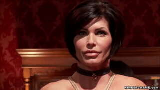 Wspaniały blondynka z dużymi cyckami Cherie Deville ssie dużego fiuta, a potem pieprzy się z nim, aż brunetka Shay Fox dzieli się im i ssie na imprezie na górnym piętrze